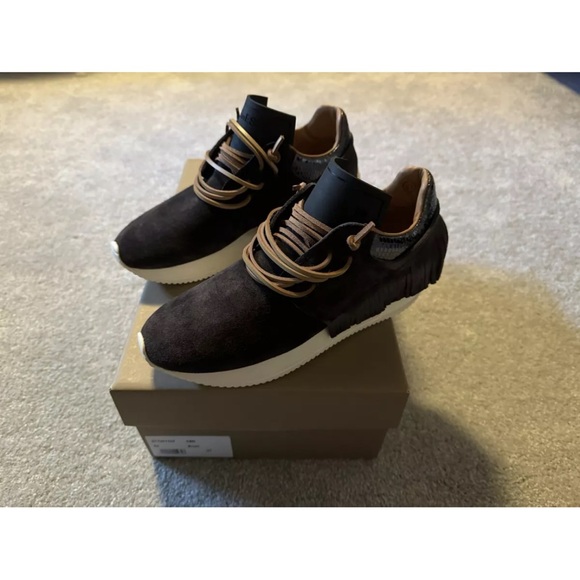 New in box- Italian fringe sneakers - Picture 5 of 8